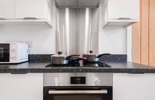 Norwich House | Stylish 2-bed flat in central Norwich with original artwork by a local artist. Bright, spacious, and fully equipped with two bathrooms.