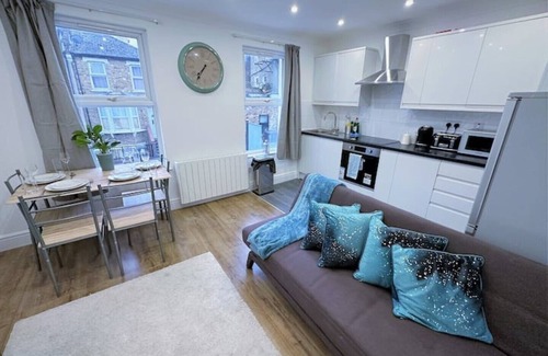 Lewisham Apartment | Stylish 2 BED Flat IN Heart OF Lewisham - 5 Mins From Station!