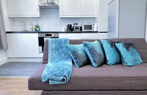 Lewisham Apartment | Stylish 2 BED Flat IN Heart OF Lewisham - 5 Mins From Station!