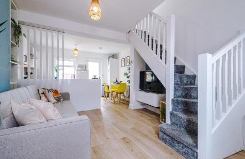 Chester House | Stylish 2-bed home in Chester City-Centre by 53 Degrees Property, ideal for Couples & Small groups, Great Location - Sleeps 5
