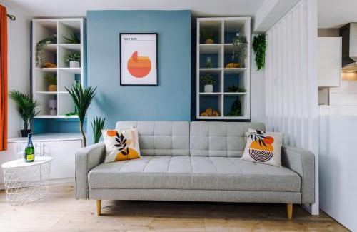 Chester House | Stylish 2-bed home in Chester City-Centre by 53 Degrees Property, ideal for Couples & Small groups, Great Location - Sleeps 5