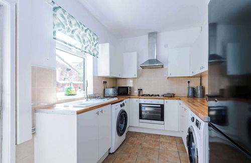 Crewe House | Stylish 2-Bed House in Crewe, Perfect for Business