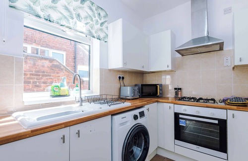 Crewe House | Stylish 2-Bed House in Crewe, Perfect for Business
