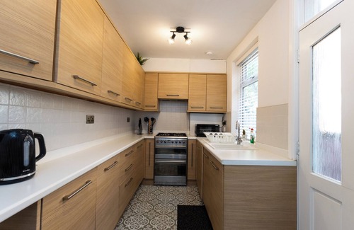 Leicester House | Stylish 2-bed Leicester Townhouse
