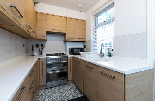 Leicester House | Stylish 2-bed Leicester Townhouse