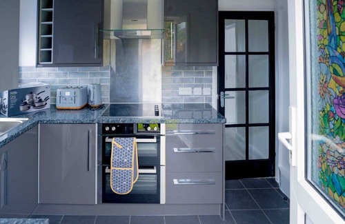 Belvedere Apartment | Stylish 2-bed retreat near transport links