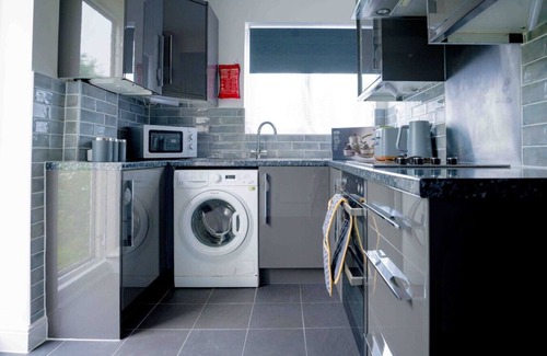 Belvedere Apartment | Stylish 2-bed retreat near transport links