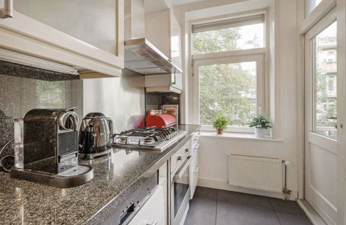 Rijnbuurt Apartment | Stylish 2-Bedroom Apartment with Balcony in Trendy Amsterdam-Zuid