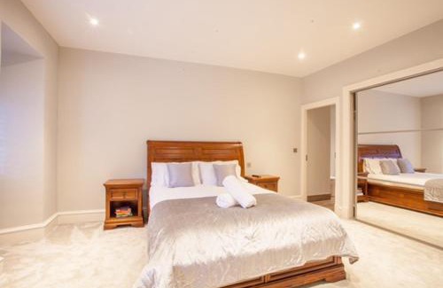 Kelvinbridge Apartment | Stylish 2 Bedroom Apartment In Park Circus, West End