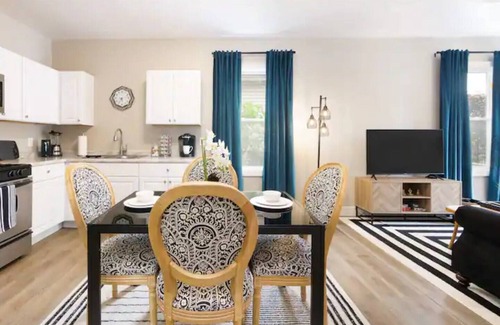 Tremont Bed & Breakfast | Stylish 2 bedroom getaway 5 minutes from downtown Cleveland!