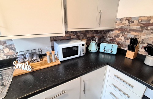 Blackpool Town Center House | Stylish 2-Bedroom House, with Private Parking