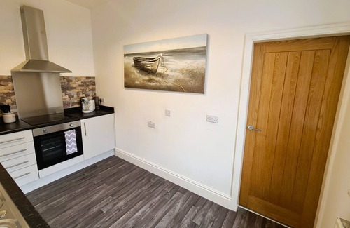 Blackpool Town Center House | Stylish 2-Bedroom House, with Private Parking