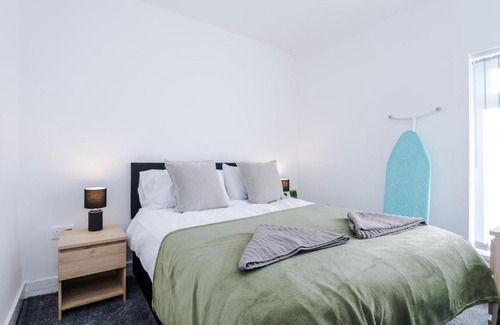 Liverpool House | Stylish 2 Bedroom House, Entire Home, Free Parking, Wifi & Netflix