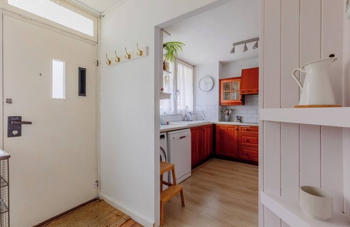 Larkhall Apartment | Stylish 2BD Home with Private Garden, Nine Elms