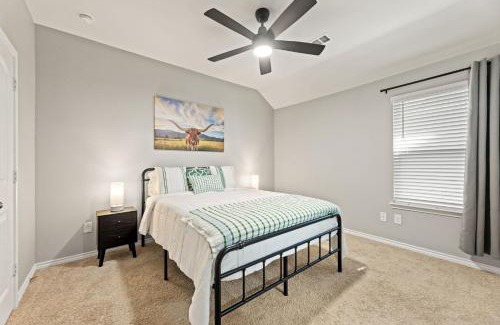Fort Worth House | Stylish 2BR -Fenced Yard, Grill, TV- Pet Friendly
