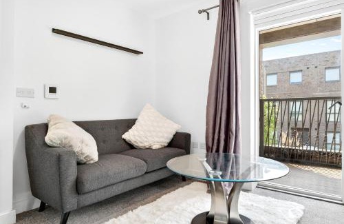 Rushey Green Apartment | Stylish 2BR Flat near Catford Station - Easy Access to Central London
