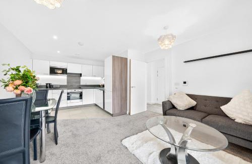 Rushey Green Apartment | Stylish 2BR Flat near Catford Station - Easy Access to Central London