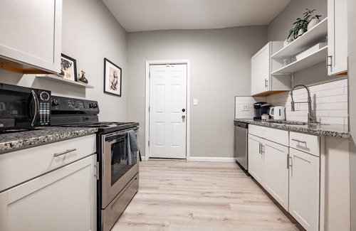 Near Eastside House | Stylish 2BR | Near Downtown | Parking | Balcony