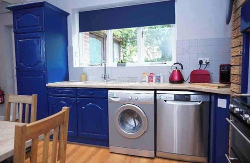 Hinckley House | Stylish 3 Bed Contractor Bungalow | WiFi | Parking