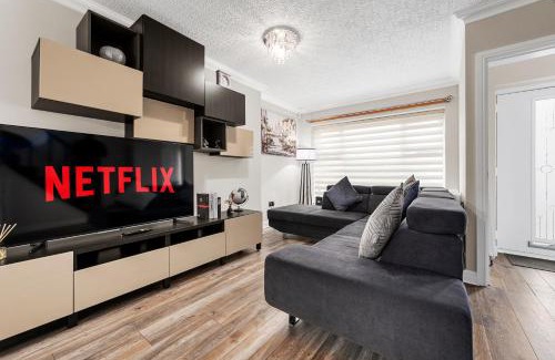 Cheetham Hill House | Stylish 3-Bed Close to MCR City Centre for 8 Guests