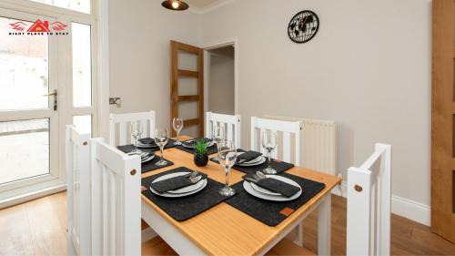 Darlington House | Stylish 3-Bedroom Accommodation in Central Location for Groups