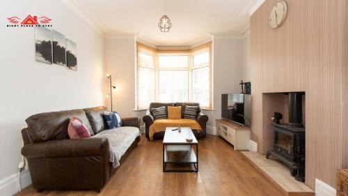 Darlington House | Stylish 3-Bedroom Accommodation in Central Location for Groups
