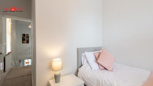Darlington House | Stylish 3-Bedroom Accommodation in Central Location for Groups