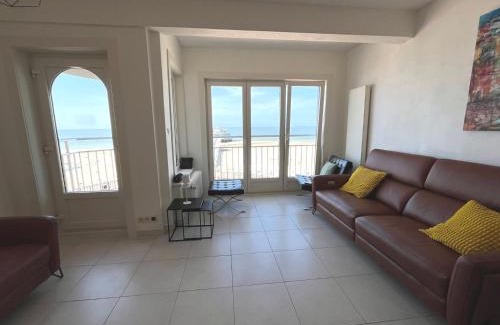 Blankenberge Apartment | Stylish 3-bedroom apartment with panoramic views of the pier and the sea T214