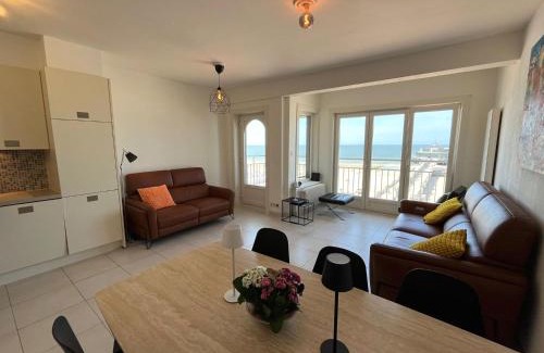 Blankenberge Apartment | Stylish 3-bedroom apartment with panoramic views of the pier and the sea T214