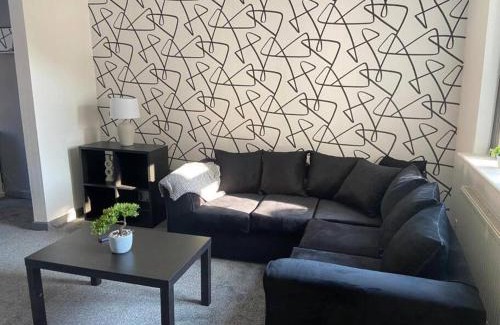 Golborne House | Stylish 3-Bedroom House in Warrington - Sleeps 5