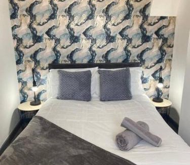 Golborne House | Stylish 3-Bedroom House in Warrington - Sleeps 5