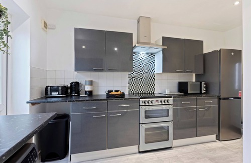 Birmingham House | Stylish 3 bedroom, with free parking and wifi