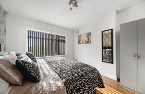 Chapel Allerton House | Stylish 3-BR Home-Driveway, Sky-TV-Fast WiFi