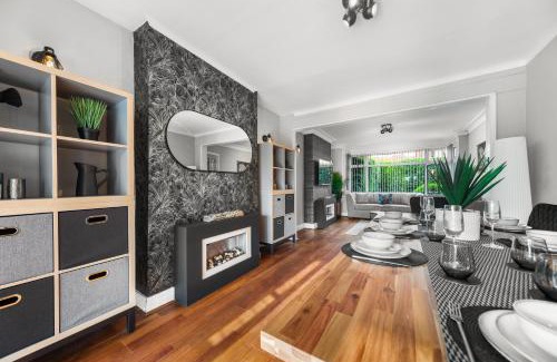 Chapel Allerton House | Stylish 3-BR Home-Driveway, Sky-TV-Fast WiFi