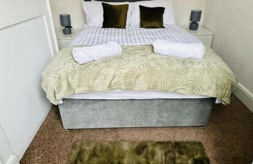 Nottingham House | Stylish 3 BR Home Near City Centre, University and QMC - Free Parking & Wi-Fi - Sleeps 6