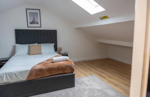 Ashton-under-Lyne House | Stylish 3BR 18mins to Peak District,Free, Parking Wifi,Netflix ,Sky Sports