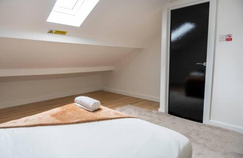 Ashton-under-Lyne House | Stylish 3BR 18mins to Peak District,Free, Parking Wifi,Netflix ,Sky Sports