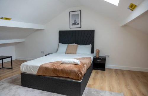 Ashton-under-Lyne House | Stylish 3BR 18mins to Peak District,Free, Parking Wifi,Netflix ,Sky Sports