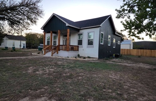 Belton Apartment | Stylish 3BR Home | Downtown Belton | Sleeps 8