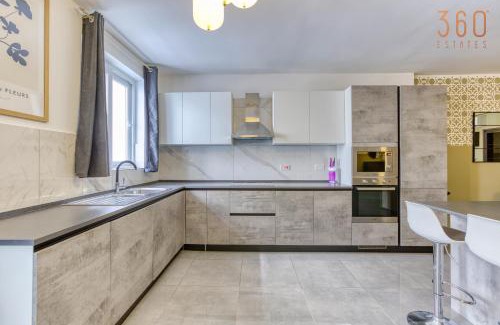 St. Julian's Apartment | Stylish 3BR home in the centre of St Julian with Wifi by 360 Estates