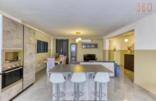 St. Julian's Apartment | Stylish 3BR home in the centre of St Julian with Wifi by 360 Estates