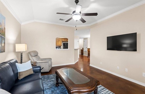 Temple House | Stylish 3BR Retreat in Highly-Rated Locale