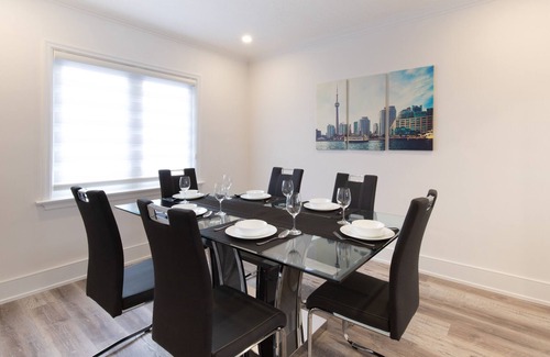 Armour Heights House | Stylish 4 Bedroom/2 Bath Home near Bathurst & Wilson