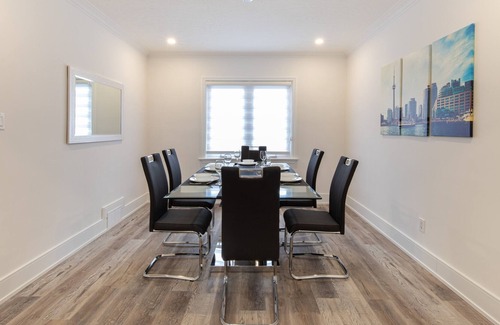 Armour Heights House | Stylish 4 Bedroom/2 Bath Home near Bathurst & Wilson