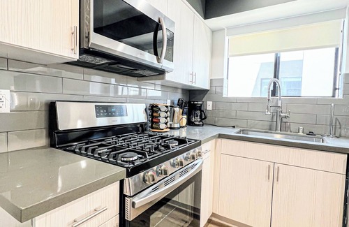 Inglewood House | Stylish 4-Bedroom Modern Home Near Koreatown – OAK2
