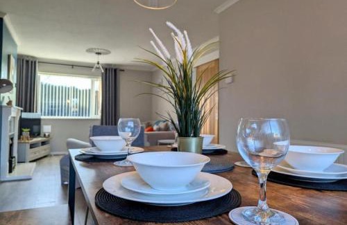 Balderton House | Stylish 4-Bedroom Retreat, Parking, WiFi & Garden, Great for Families