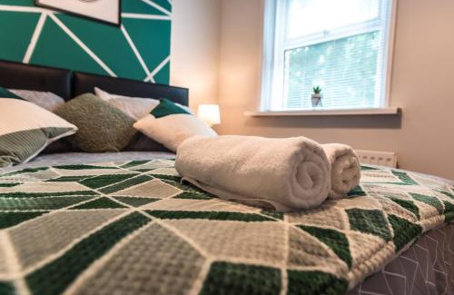 Southampton House | Stylish 4 Bedrooms-Sleeps 8-Long Term Disc-Driveway