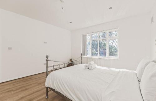 Stanwell House | Stylish 4bed 2bath Residence with Garden and Parking