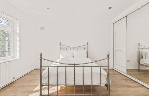 Stanwell House | Stylish 4bed 2bath Residence with Garden and Parking