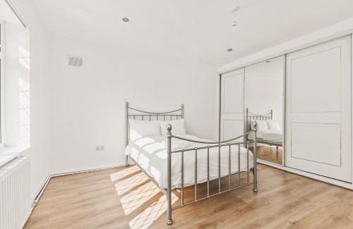 Stanwell House | Stylish 4bed 2bath Residence with Garden and Parking